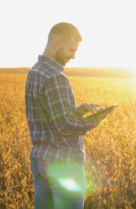 agricoltore in campo con tablet per operazioni colturali